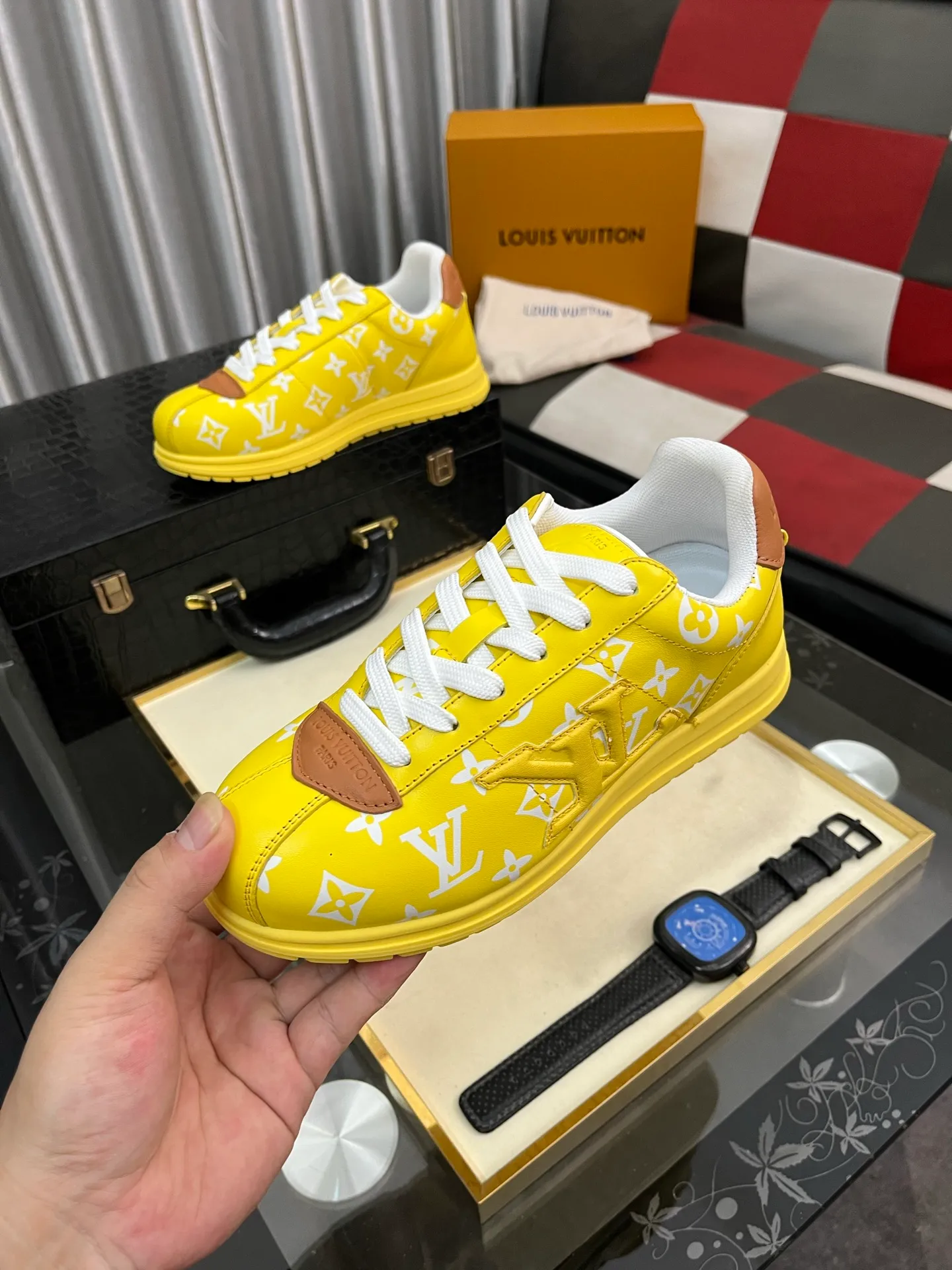 Men's shoes 💰700⌚️⌚️LV TARINE Louis Vuitton x Tyler joint model Donkey brand L family embossed couple style casual sneakers skate shoes original purchase and development This LV Trainer sneaker comes from the Louis Vuitton and Tyler collaboration series. The Monogram pattern and brand logo are transformed into nubuck calf leather embossing and side decoration respectively, witnessing the artist's creative interpretation of classic elements. The deep tones accentuate the complex upper, which requires hours of craftsmanship to complete. Exquisitely packaged at the delivery counter🛍📦 ▪️Fabrics: Original customized first-layer cowhide ▪️Inner lining: Original customized breathable mesh ▪️Outsole: Original open-molded two-color TPU combination outsole ▪️Sole thickness: 3CM ▪️Size: Women's 35-40 / Men's 38-46